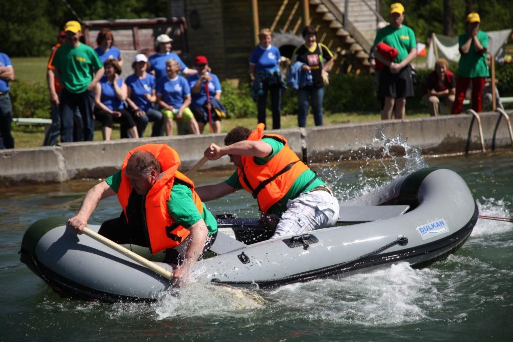 Dāmām viens no elegantākajiem sporta veidiem šajās sacensībās bija nūjošana. Kopā ar citām seniorēm nūjoja arī tirzmaliete Sarmīte Krišāne. Kungiem visazartiskākā disciplīna bija “laivu duelis”, kur priekšrocības bija smagsvara vīriem. 	
Autors: Gatis Bogdanovs