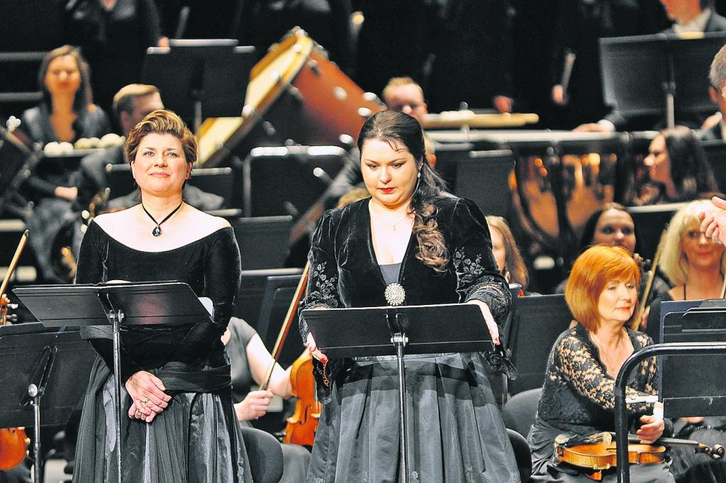 Verdi Rekviēma klausītāji Parīzē sarīkoja karstas ovācijas diriģentam Andrim Pogam, Latvijas Nacionālajam simfoniskajam orķestrim, Valsts akadēmiskajam korim 