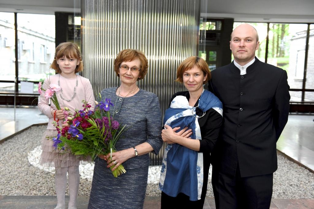 29.maijā Rīgas Stradiņa universitātes aulā notika akcijas “Meklējam labu ģimenes ārstu!” svinīgā noslēguma ceremonija, kurā tika godināti Latvijas labākie ģimenes ārsti, starp tiem arī ģimenes daktere Ieva Grīnšteine. Uz pasākumu viņa bija ieradusies kopā ar savu meitu, mazmeitām un znotu.
Autors: Ilmārs Znotiņš