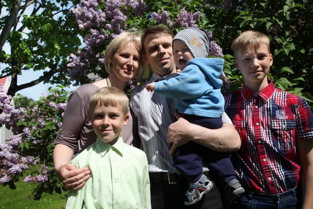 Gulbeniešu Ilzes un Ilgoņa Ilgsaliešu ģimenē aug trīs dēli – Ilvars, Intars un Ingars. “Apzinīgums bērnos tiek audzināts jau kopš mazotnes, kopā darbojoties, bet īpašs uzsvars uz to netiek likts,” - tā par saviem dēliem saka viņu mamma Ilze Ilgsaliete, kuru daudzi pazīst kā Gulbenes vidusskolas skolotāju. Abi viņas vecākie dēli guvuši panākumus, uzrādot labas zināšanas un erudīciju, piedaloties dažādos konkursos un olimpiādēs. Ģimene kopīgi labprāt dodas izbraucienos ar velosipēdiem, makšķerē, kā arī aizrautīgi lasa grāmatas, tāpēc ne velti ir ieguvuši arī nomināciju “Lasošākā ģimene”. Kopīga darbošanās, vecāku ieinteresētība, atbalsts, pacietība, mīlestība dod arī labus un redzamus rezultātus. Ilzes un Ilgoņa kā vecāku motivācija ir ar tālejošu skatienu, jo ne jau godalgota vieta, uzvaras konkursos un olimpiādēs ir tik ļoti svarīgas, bet pats gatavošanās process, piedalīšanās pieredze un sava redzesloka paplašināšana.	
Autors: Gatis Bogdanovs