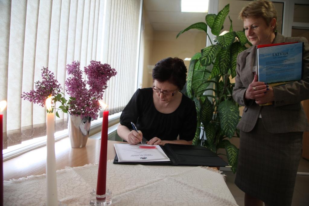 Svētku diena. Tāda ceturtdiena izvērtās gulbenietei Jeļenai Sokolova (no kreisās), kura svinīgi zvērēja būt lojāla Latvijai, iegūstot šīs valsts pilsonību naturalizācijas kārtībā. Šogad viņa ir pirmā, kura šā zvēresta vārdus izteikusi Pilsonības un migrācijas dienesta Gulbenes nodaļā, saka tās vadītāja Aija Cimdiņa (no labās). 
Autors: Gatis Bogdanovs