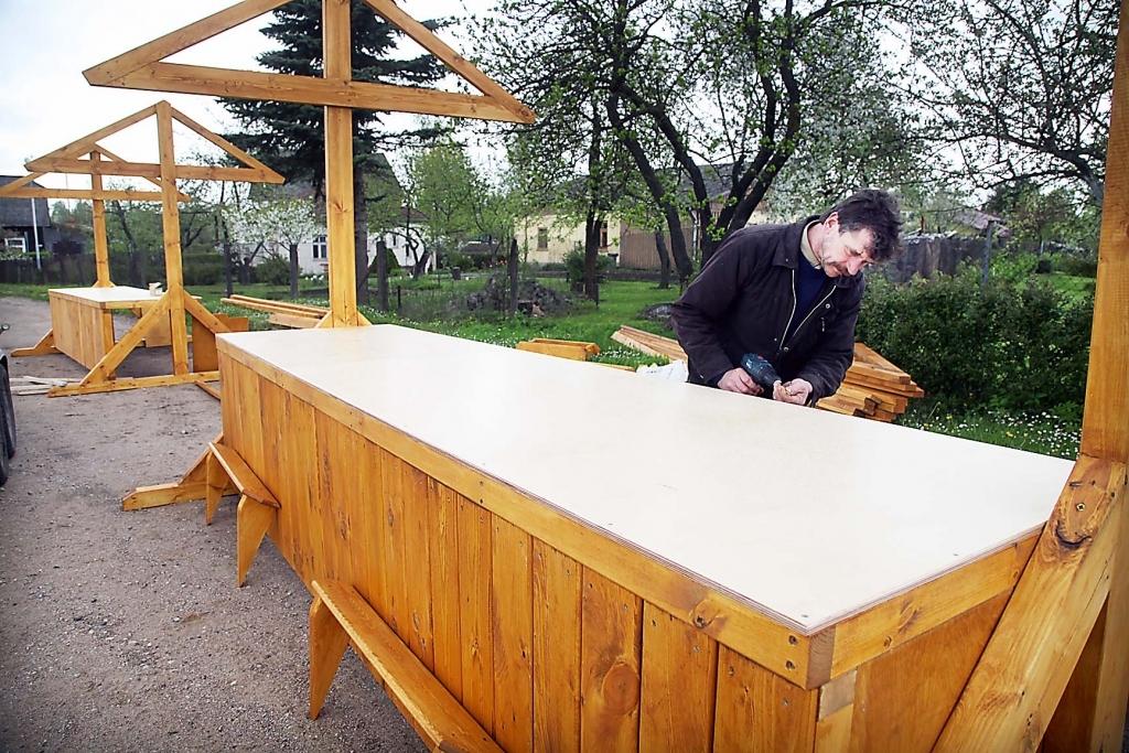 Turpmāk tirdzniecība ar pašu ražotu lauksaimniecības produkciju, amatniecības izstrādājumiem un stādiem ik dienu notiks tieši tirdzniecības vietā Bērzu ielā 24.
Autors: Gatis Bogdanovs