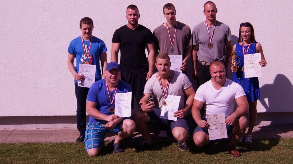 Sporta kluba “Gulbenes K.S.P.” atlēti sacensības Madonā izmantoja kā treniņu pirms mūsu novada čempionāta svaru stieņa spiešanā guļus uz reizēm. Lai arī sacensībām speciāli nebija gatavojušies, rezultāti bija ļoti labi.
Autors: no personiskā arhīva