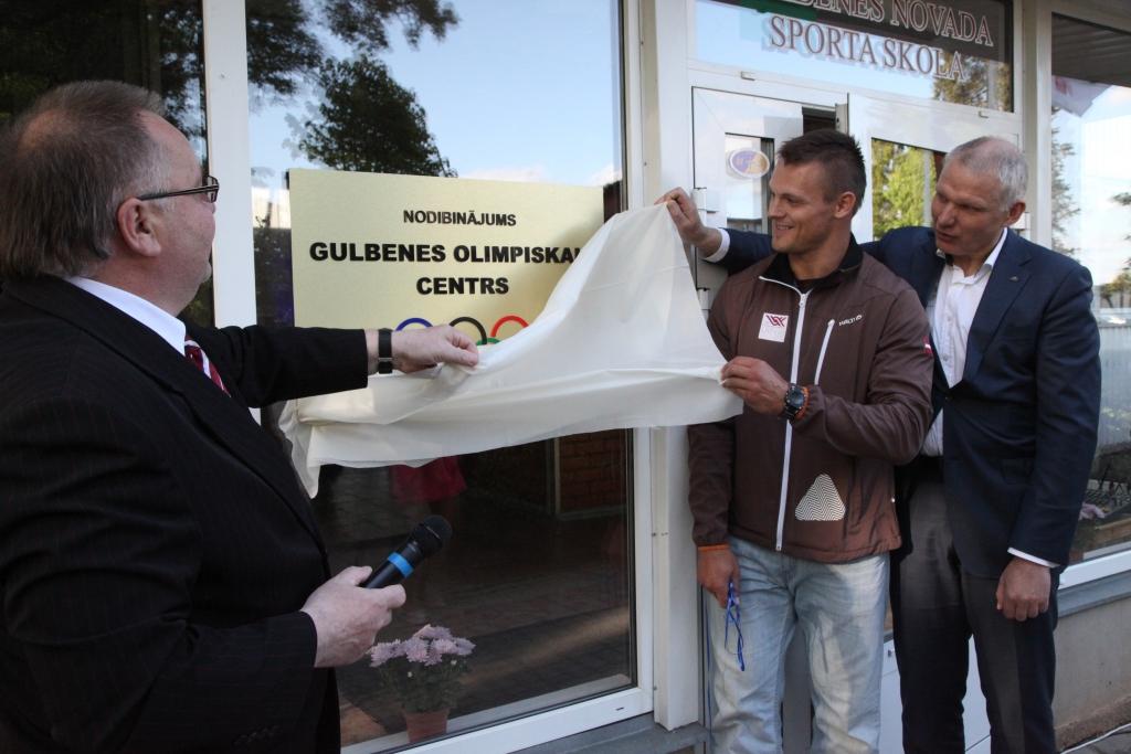 Vieta, kur piepildīt sapņus par sportista karjeru! Māris Čakars (no kreisās) vēlas, lai tā gulbenieši redzētu savu sporta skolu. To akceptē arī Daumants Dreiškens (centrā) un Žoržs Tikmers (no labās). 
Autors: Gatis Bogdanovs