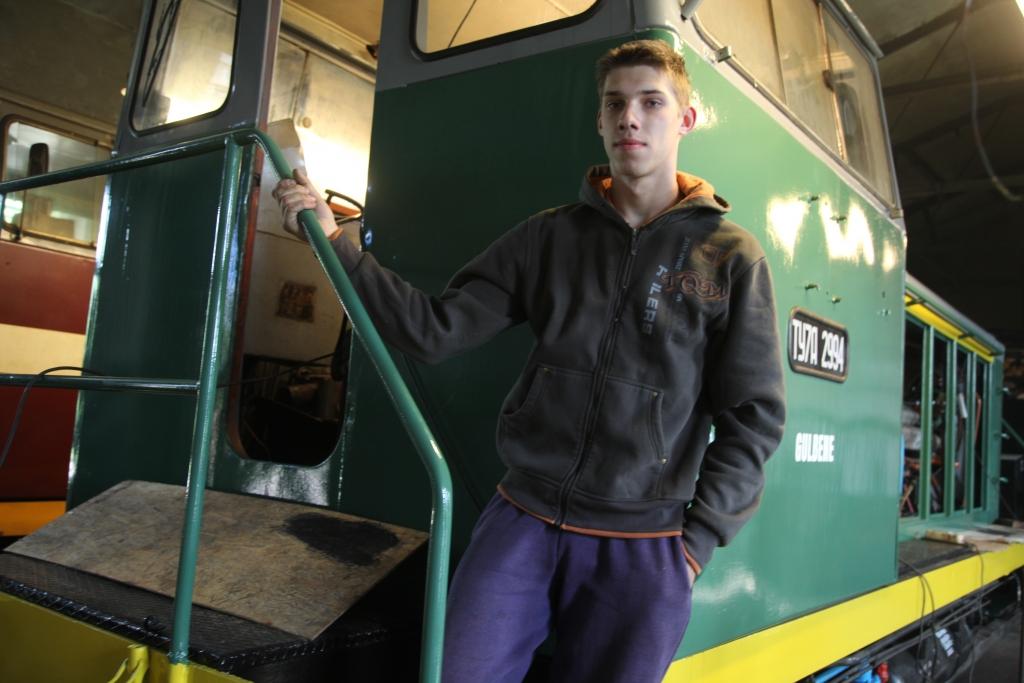 Arņa Žagatas darba pienākumos ietilpst gan iesaistīšanās tvaika lokomotīves malkas sagatavošanas procesā, gan jāappļauj teritorija, gan arī dažādi citi darbi, kas, piemēram, saistīti ar ritošā sastāva apkalpošanu, kā arī lokomotīves kabīnes uzkopšanas darbi. 	
Autors: Gatis Bogdanovs