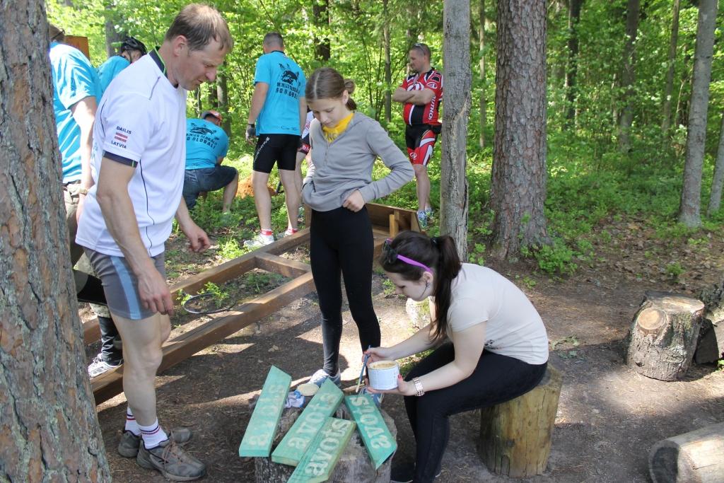 Entuziasti parūpējušies, lai aizaugusī taka uz slaveno Cincu acu avotu Lejasciemā tiktu atbrīvota un iezīmēta ar norādēm. 	
Autors: Elīna Nagle