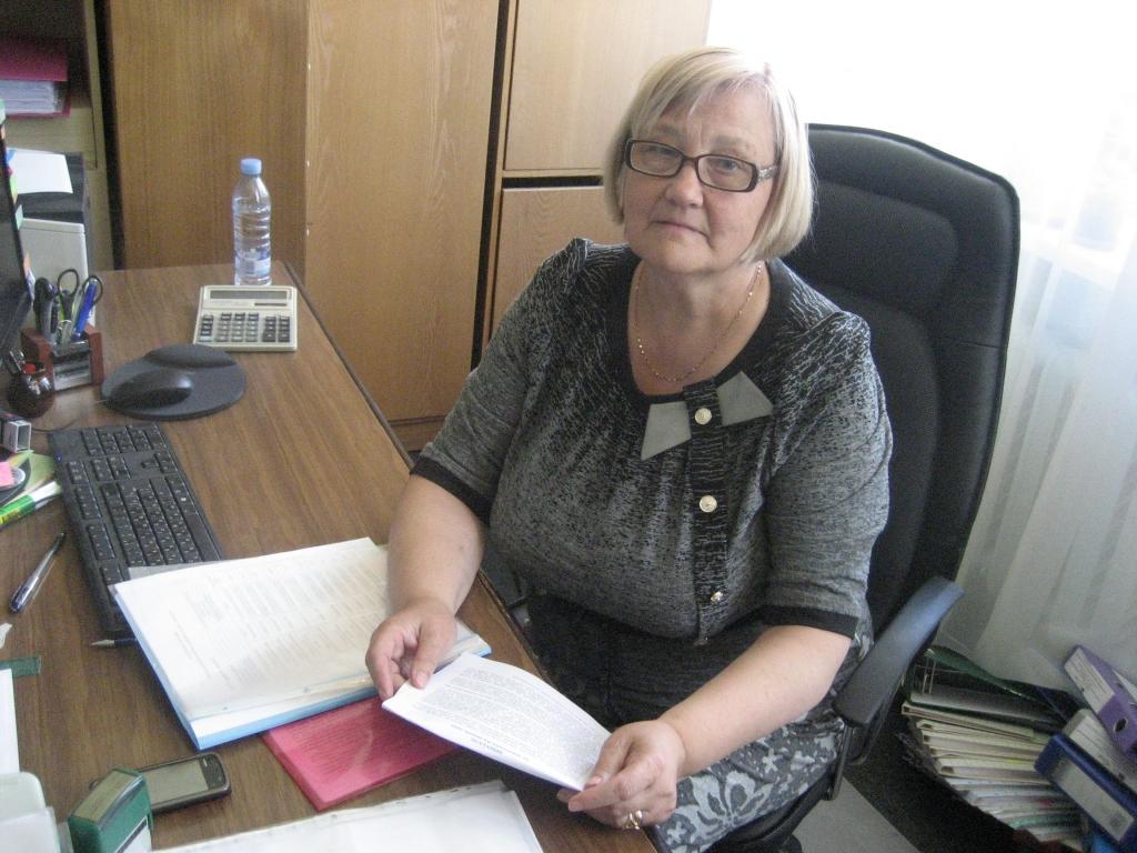 Novada pašvaldības grāmatveži savā lokā ir pārrunājuši, kā uzlabot iekšējo informācijas apriti. Vienojušies savas darbības centralizāciju panākt ar mūsdienu tehnoloģiju piedāvātajām iespējām. “Darba ir un būs daudz, jo visi dati grāmatvežiem ir jāapstrādā elektroniski,” uzsver Anna Pružinska.
Autors: Diāna Odumiņa