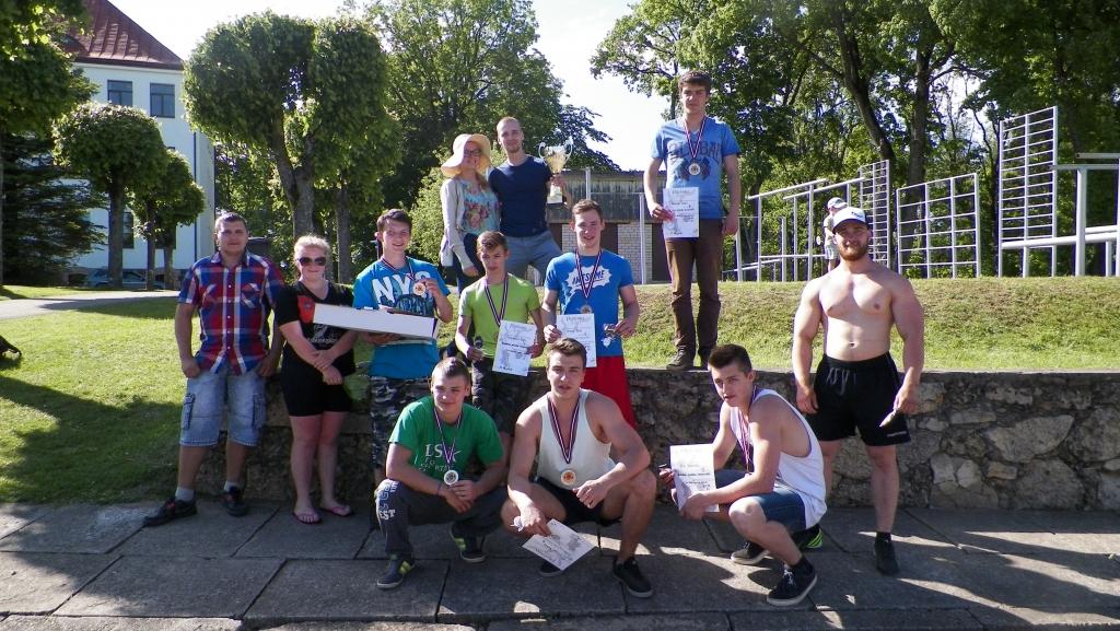 Spraigās un interesantās cīņās Līgo sporta kluba sportisti komandu konkurencē piekāpās tikai mājiniekiem – madoniešiem. 	
Autors: no personiskā arhīva