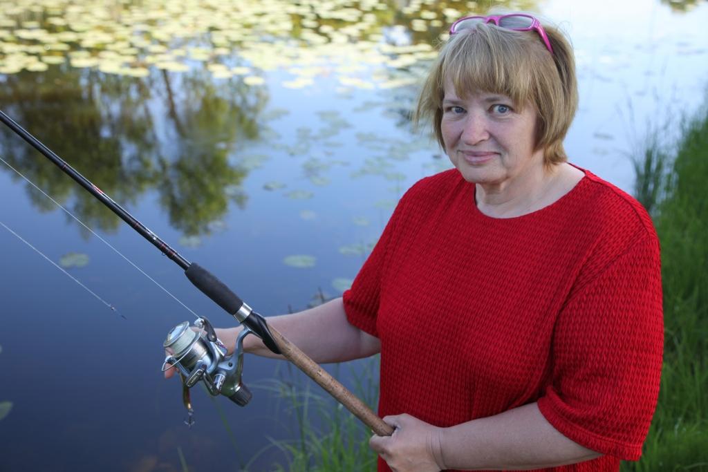 Gulbeniete Anita Ločmele ir ļoti kaislīga makšķerniece un, esot pie ūdeņiem, stundas neskaita. Tās aizrit nemanot! Tagad, kad viņai ir atvaļinājums un ja tā laikā divas trīs dienas netiek makšķerēts, kā pati atzīst, esot pilnīgi slima. Vasarā viņu netraucē lielais karstums, savukārt ziemā – spalgais sals. “Ka tik no mājas ārā,” saka Anita.	
Autors: Gatis Bogdanovs