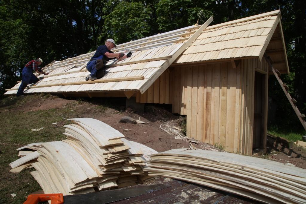 Strādnieki, kuri liek pagrabam jumtu, ir no Cēsu puses. Darbs rit raiti un ātri. Viņi arī darbojās pie pašas mājas atjaunošanas pēc ugunsgrēka.	
Autors: Gatis Bogdanovs