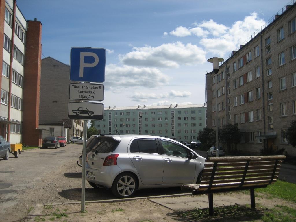 Agrāk Skolas ielas masīvā pie daudzdzīvokļu mājām iedzīvotāji stādīja ceriņus un jasmīnus, bet tagad veido automašīnu stāvvietas. Tā ir mūsdienu realitāte, ar kuru ne visi spēj samierināties. 	
Autors: Diāna Odumiņa