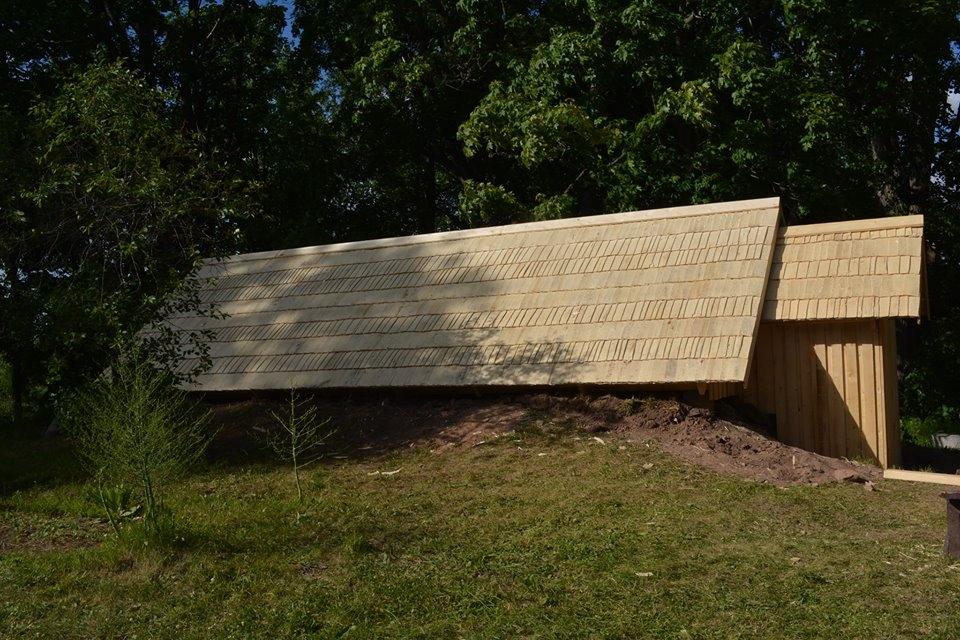 Pagrabs pie jauna lubiņu jumta nu jau ir ticis. To paveica strādnieki no Cēsu puses. Viņi  darbojās arī pie pašas mājas atjaunošanas pēc ugunsgrēka.	
Autors: facebook.com