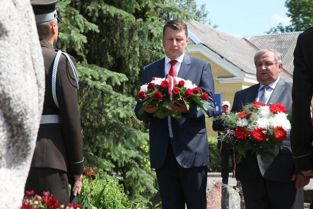 Kopā ar mūsu novada vadību godināt komunistiskā genocīda upuru piemiņu Gulbenē un arī Litenē bija ieradies arī aizsardzības ministrs un jaunievēlētais Latvijas Valsts prezidents Raimonds Vējonis.
Autors:  Gatis Bogdanovs