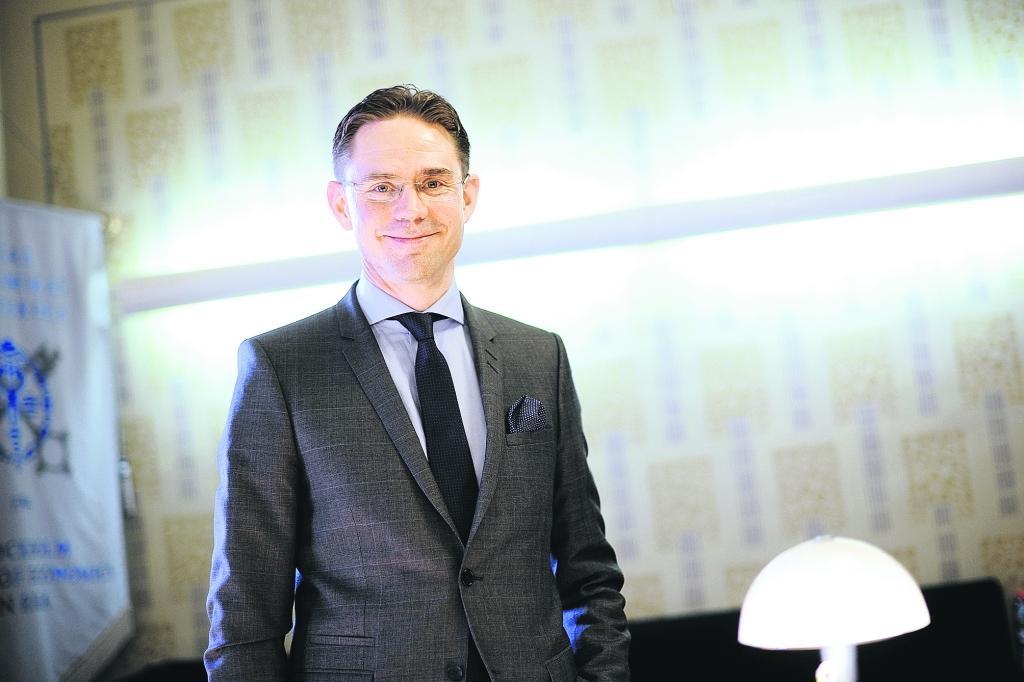 Eiropas Komisijas viceprezidents Jirki Katainens uzsver nepieciešamību Latvijai investēt izglītībā un pētniecībā, jo viena no Latvijas problēmām ir tieši kvalificēta darbaspēka trūkums. 
Autors: KRISTAPS KALNS (