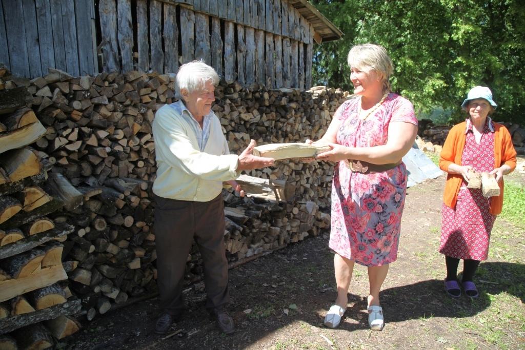 Vecākais veco ļaužu dzīvojamās mājas iedzīvotājs ir 91 gadu vecais Herberts Muša, kurš labprāt iesaistās visos darbos, arī malkas kraušanā. “Darbarūķis,” - tā viņu raksturo veco ļaužu dzīvojamās mājas pārvaldniece Gita Gorbenko un piebilst, ka arī Līga Dāvide nav jāskubina uz aktivitātēm. 	
Autors: Gatis Bogdanovs