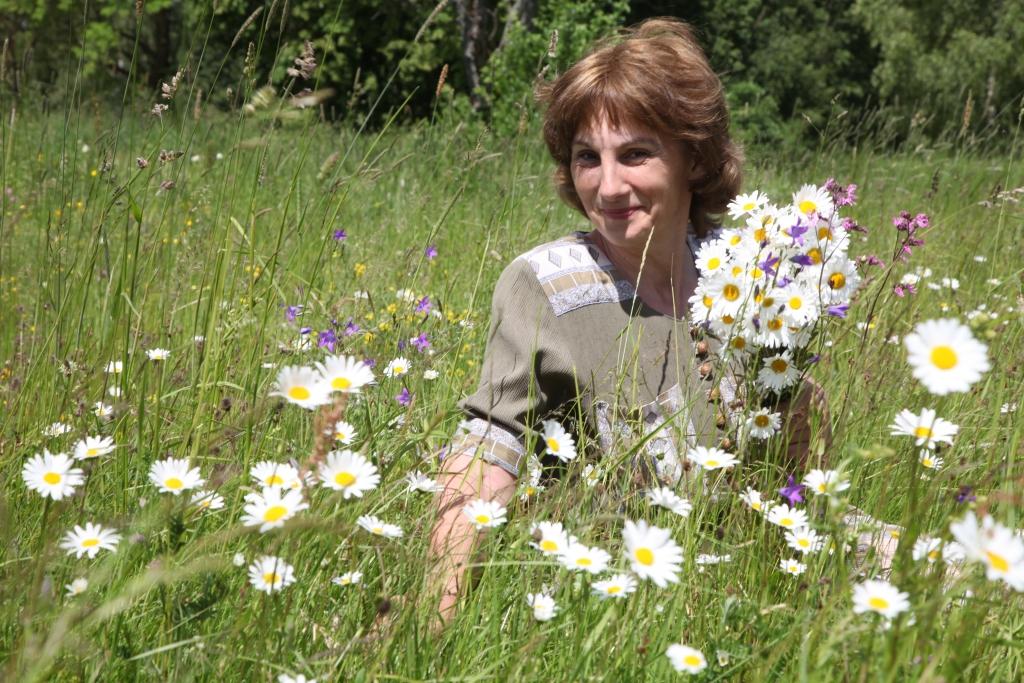 Pēc profesijas Ina Baroniņa ir daiļdārzniece. Pirms tam dzīvojusi Rīgā, bet pirms aptuveni desmit gadiem pārcēlusies uz Tirzu. Lauku mieru un klusumu viņa vairs neparko nemainītu pret dzīvi pilsētā. Dabas tuvums viņai dod spēku un enerģiju. Kad Ina stāsta par augiem un to dziednieciskajām īpašībām, tad šķiet, ka viņa, ieejot pļavā, pazīst tos visus. “Visus augus nepazīstu un arī tīri fiziski nav iespējams visus savākt. Kopumā esmu savākusi apmēram 75 dažādus augus,” atzīst Ina.	
Autors: Gatis Bogdanovs