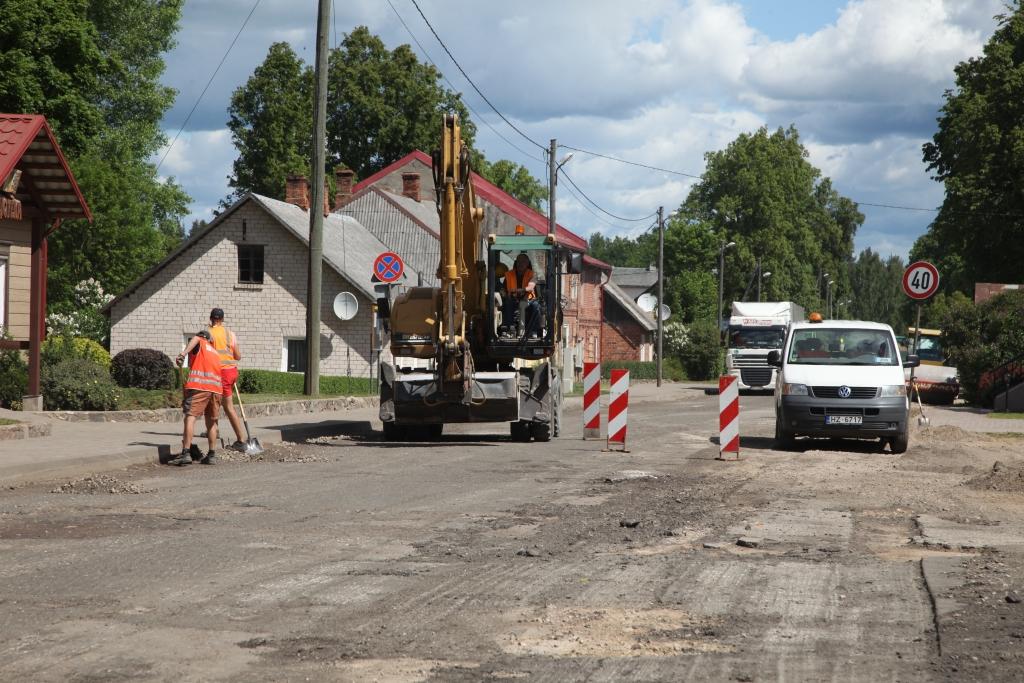 Kad “Dzirkstele” trešdien viesojās Lejasciemā, pagasta pārvaldes vadītājs Māris Milns stāstīja, ka šajās dienās būvnieki solījuši uzsākt liet asfaltu. Ceturtdien pārvaldnieks apstiprināja, ka tas tiešām jau tiek darīts. 	
Autors: Gatis Bogdanovs