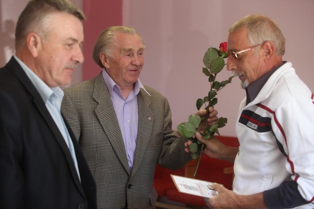 Māris Pušpurs (no labās) - goda donors, jo viņš asinis ir ziedojis vairāk nekā 100 reizes. Viņu sveic Sarkanā Krusta Gulbenes komitejas izpilddirektors Sīmanis Homčenko un Sociālā dienesta vadītājs Jānis Antaņevičs.
Autors: Gatis Bogdanovs