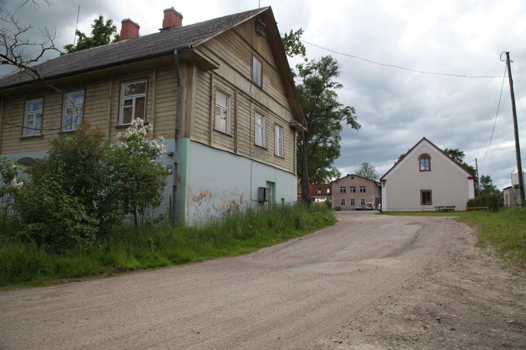 Veidojamā Klēts iela vēl maz līdzinās ielai, taču, iegūstot juridisku statusu, tai ir visas iespējas attīstīties un tikt sakārtotai visā garumā. 
Autors: Gatis Bogdanovs