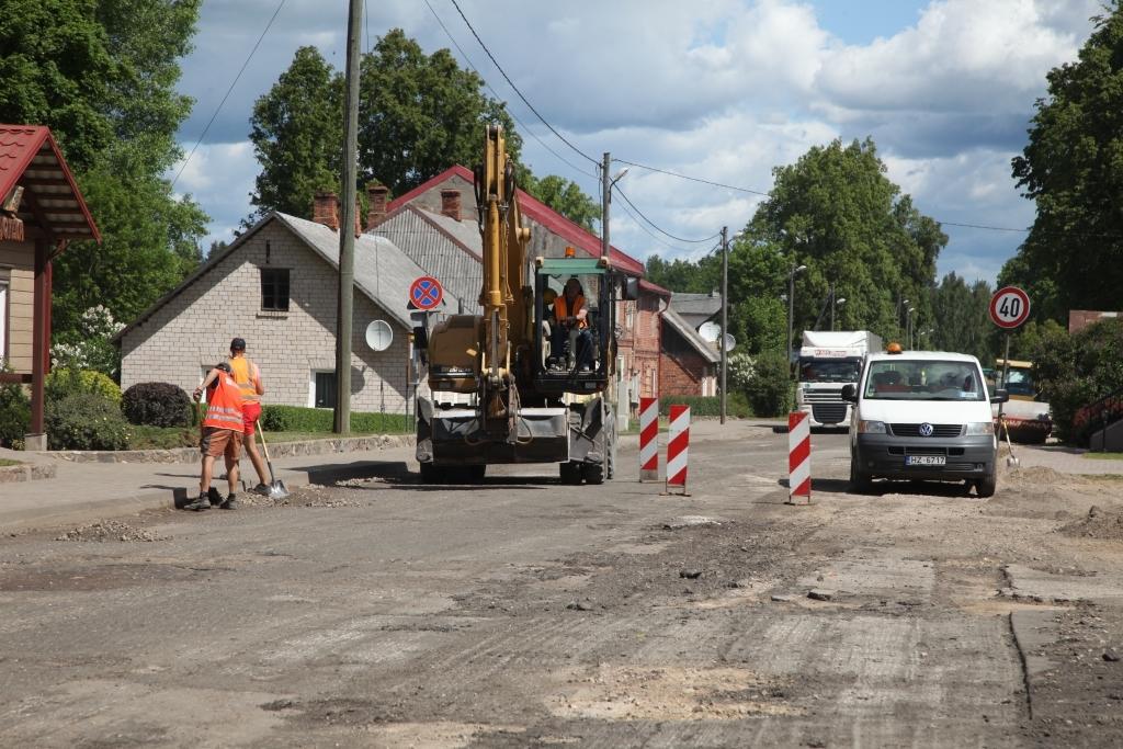 Kad “Dzirkstele” trešdien viesojās Lejasciemā, pagasta pārvaldes vadītājs Māris Milns stāstīja, ka šajās dienās būvnieki solījuši uzsākt liet asfaltu. Ceturtdien pārvaldnieks apstiprināja, ka tas tiešām jau tiek darīts. 	
Autors: Gatis Bogdanovs