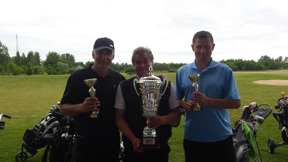 Kamēr citi jāņuzāles lasa, Aldis un Gundars pa golfa pļavām līdz uzvarai tikuši! 
Autors: www.facebook.com (Lizuma pagasta pašvaldība)