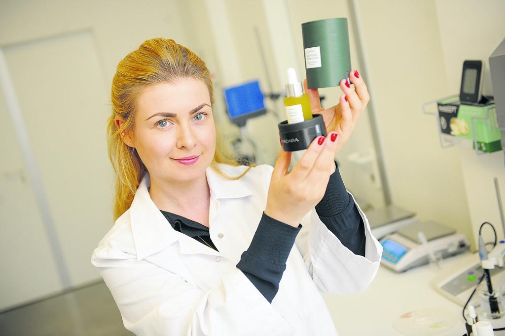 «Liels sasniegums ir Eiropā izveidotais vienotais sertificēšanas standarts prasībām dabīgās kosmētikas ražošanā. Nākamais līmenis būtu šo standartu iekļaut arī oficiālajā likumdošanā, kas Eiropas Savienībā attiecas uz kosmētikas nozari. Tas atvieglotu gan godīgu konkurenci ražotājiem, gan nekļūdīgu izvēli pircējiem,» norāda “MADARA Cosmetics” vadītāja Lotte Tisenkopfa-Iltnere.
Autors: FOTO: KRISTAPS KALNS, (“DIENAS MEDIJI”)