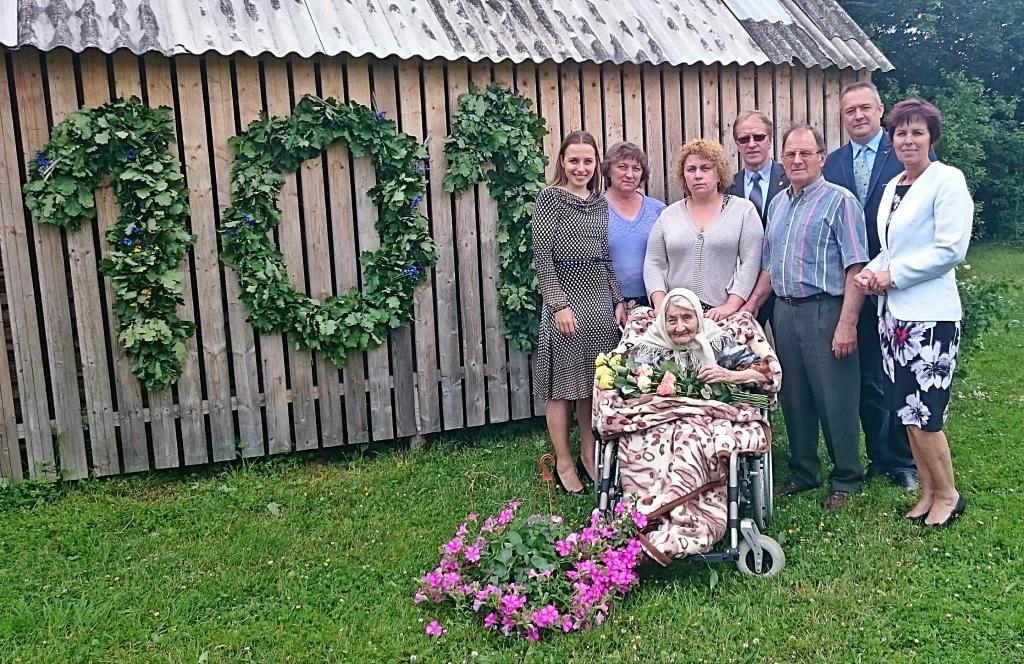 101 gadu vecā Rankas pagasta iedzīvotāja Antonija Ozola skaistajā dzimšanas dienā labprāt fotografējās kopā ar tuviniekiem un apsveicējiem. 
Autors: no personiskā arhīva