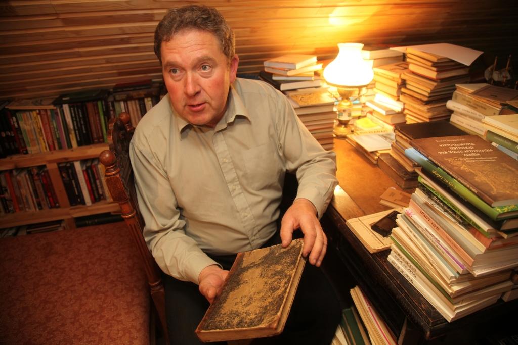 Litenietis Gunārs Ciglis retu izdevumu kolekciju sācis veidot pirms vairāk nekā trīsdesmit gadiem. Šodien dzīvojamās ēkas augšējā stāvā tik tikko pietiek vietas, lai izvietotu grāmatām paredzētos plauktus. 
Autors: Gatis Bogdanovs