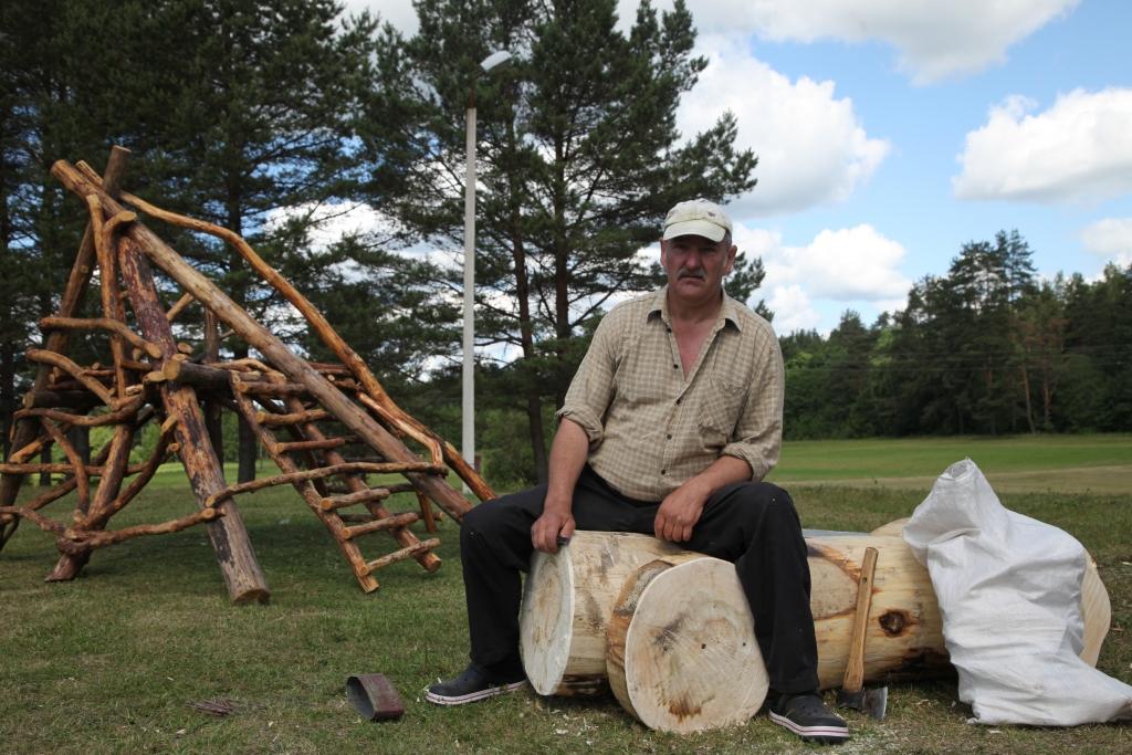 Galdnieks Māris Kramiņš šajās dienās cītīgi darbojās, veidojot objektus bērnu rotaļlaukumam pie estrādes. “Man prieks, ka ar savām prasmēm varu palīdzēt, gatavojoties svētkiem. No koka var izgatavot ļoti interesantus veidojumus un objektus, galvenais, lai ir izdoma. Pagastā uz Novada svētkiem ir tapis ļoti daudz labu un arī paliekošu lietu. Mēs, vietējie, par to varam būt priecīgi!” atzīst M.Kramiņš.	
Autors: Evita Brokāne