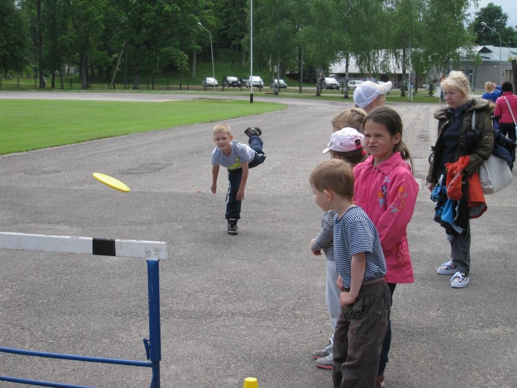 Lidināt lidojošo šķīvīti cauri noteiktam mērķim nebūt nebija viegls uzdevums. 
Autors: Inita Savicka