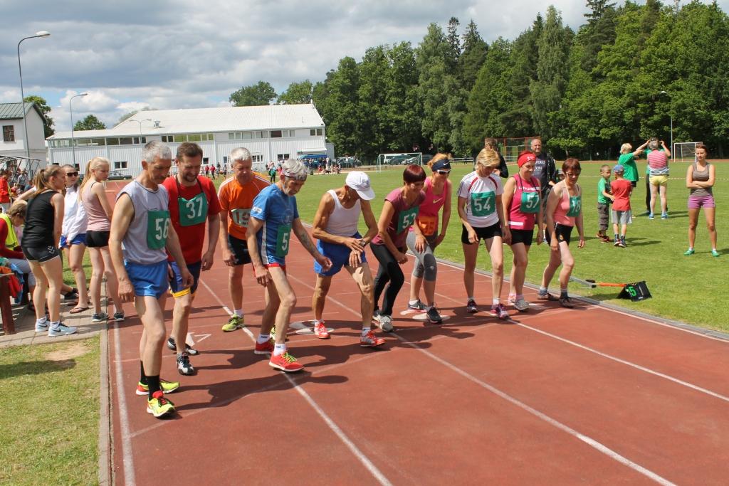 Uz starta 1500 metru distancē vīri veterāni un dāmu grupas. 	
Autors: Ziedonis Lazdiņš