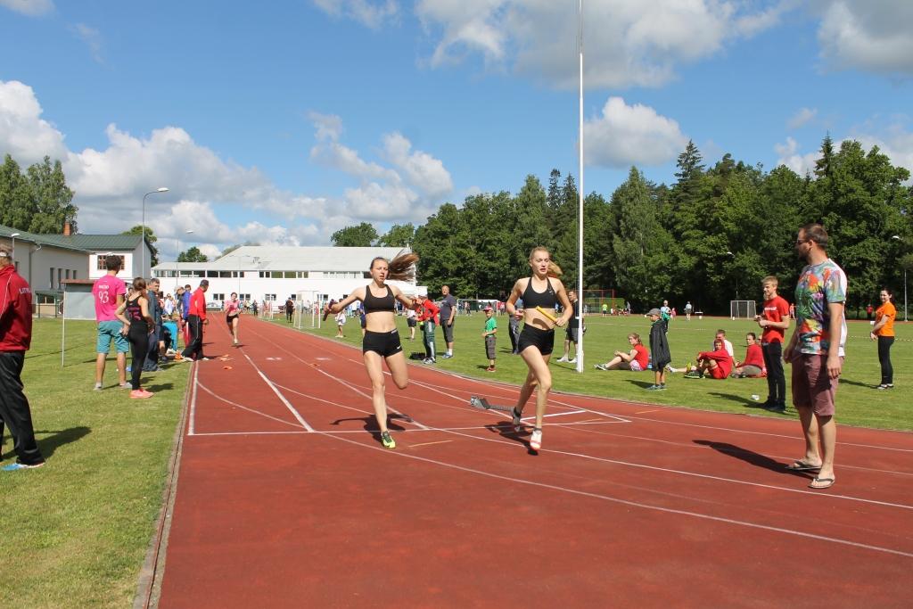 Anda Kablukova (no kreisās) pagājušās nedēļas nogalē startēja arī Gulbenes novada vieglatlētikas čempionātā. 100 metru skrējienā viņa izcīnīja uzvaru.	
Autors: Ziedonis Lazdiņš