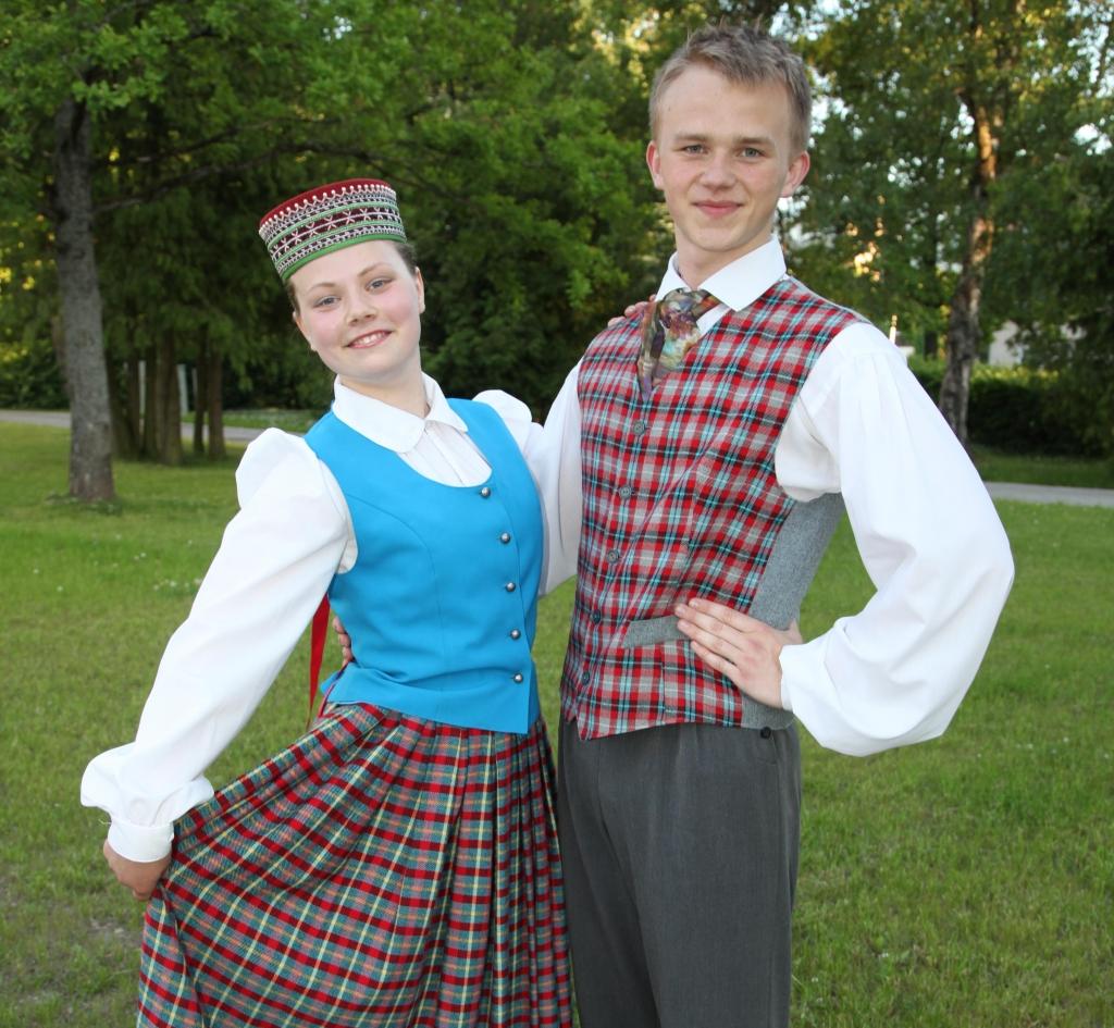 Nadīnai Mednei un Hārdijam Nogobodam šie nebūs pirmie svētki. Jaunieši saka - latviešiem jābūt lepniem, ka mums ir šādi  svētki, kas ļauj sajust fantastisku kopības sajūtu. 
Autors: Evita Brokāne