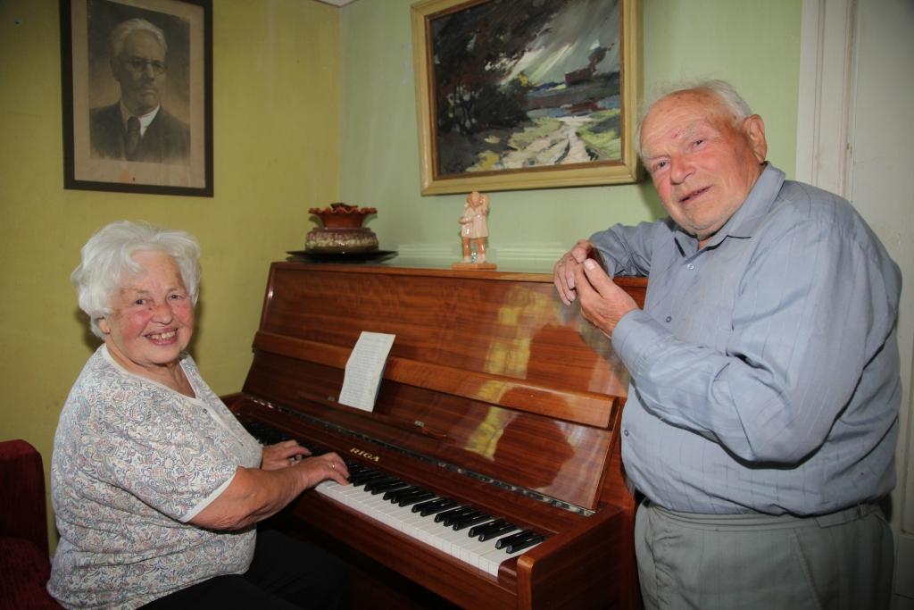 Leonīda mudināta Līga apsēžas pie klavierēm. Leonīds paņem mutes harmonikas un istaba pielīst ar dziesmu par jaunības dienām. “Līga man klavieres spēlēt neiemācīja, toties es viņai mutes harmoniku gan iemācīju,” smaida Leonīds.  Arī šovakar Līgas jubilejā skanēs viņas pašas sakomponēta melodija dziesmai par viņas mīļoto  Stāmerienu.    
Autors: Evita Brokāne