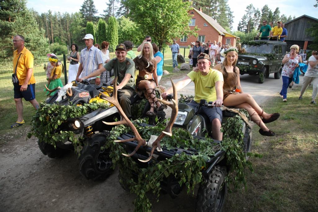 Novada svētkos, kas šogad notika Lejasciema pagastā, gan skanēja taures, gan rībēja zeme, gan tika izšautas bultas, gan neizpalika arī katra pagasta izrādīšanās šoreiz caur meža un mednieku skatījuma prizmu. Svētku gājiens uzskatāmi pārliecināja, ka Lejasciems patiešām ir meža zieds ar nākotni, jo te netrūkst ne skaistu meiteņu un puišu, ne precīzu mednieku, ne arī mežu visapkārt. Svētku gājienu tradicionāli noslēdza paši lejasciemieši. Kamēr Lejasciema pagasta pārvaldes vadītājs Māris Milns, braukdams “bobikā”, cieši pieskatīja “šaujamieroci” , kvadraciklos meža laumas izvizināja jaunie mednieki.  Ielu malās, pa kuru noritēja gājiens, skatītāji uzgavilēja pagastu cilvēku radošumam. 	
Autors: Gatis Bogdanovs 