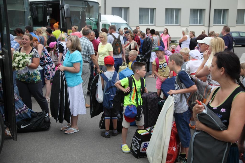 Skolēnu dziesmu un deju svētku dalībniekiem, kuri vakar ar smagiem čemodāniem un ceļojumu somām ieņēma vietas autobusos, lai dotos uz Rīgu, vecāki vēlēja veiksmi, izturību un paklausību, atgādināja par sazināšanos, izmantojot mobilo tālruni, solīja aizbraukt ciemos, kā arī vērot kādu no koncertiem klātienē. Abpusēji tika sniegtas atvadu bučas. Kā vecāku, tā bērnu acīs bija nolasāms lepnums un prieks par iespēju piedalīties skaistajos svētkos.	
Autors: Gatis Bogdanovs   