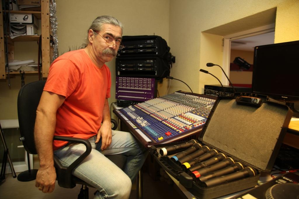 Gulbenes kultūras centra skaņu operators Igors Vīcups radiomikrofonu iespējas pārzin vilslabāk.
Autors: Gatis Bogdanovs