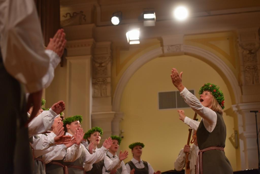 Gulbenes novada valsts ģimnāzijas jauktais koris “Silver” cīnās koru karos. “Silver”, ko vada diriģente Laura Anže, ir vienīgais koris no mūsu skolām, kas pēc gandrīz 30 gadiem spējis izcīnīt iespēju piedalīties Latvijas Skolu jaunatnes dziesmu un deju svētku lielajā finālā.  Uzstājoties B kategorijas koru grupā, “Silver” dziedātāji ieguva godpilno 13. vietu un Zelta diplomu. “Gan klausītāji, gan paši dziedātāji ar sniegumu ir ļoti apmierināti un gandarīti. Pēc finālkonkursa bērni burtiski staroja, apzinoties, ka ir izdarījuši visu, ko vien spēja. To atzina arī Uldis Kokars, kurš “Silver” dziedātājiem ir devis daudz labu padomu. Kolektīvs ne tikai skaisti skanēja, bet arī skaisti izskatījās. Sniegums bija ārkārtīgi muzikāls, niansēts,” teica Gulbenes novada domes Izglītības, kultūras un sporta nodaļas izglītības metodiķe Baiba Muceniece. Gulbenes novads var lepoties ar svētku dalībniekiem, kuri sevi teicami apliecina gan izstādēs, gan atbildīgās finālskatēs.  	
Autors: Ilmārs Znotiņš (www.dziediundejo2015.lv)