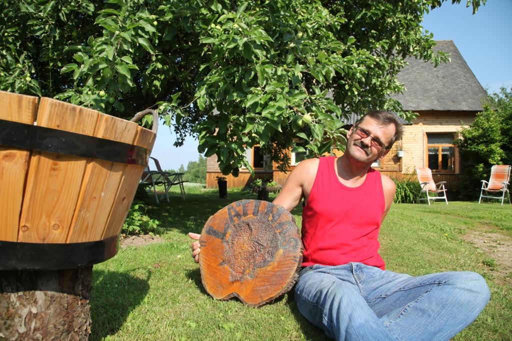 “Lai gan spēlēju teātri, tomēr savā būtībā esmu īsts mājas cilvēks, kuram patīk strādāt dārzā, stāvēt pie plīts, makšķerēt, rakstīt dzejoļus vai no koka darināt kaut ko interesantu,” saka jaungulbenietis Gints Rudzītis. 	
Autors: Gatis Bogdanovs