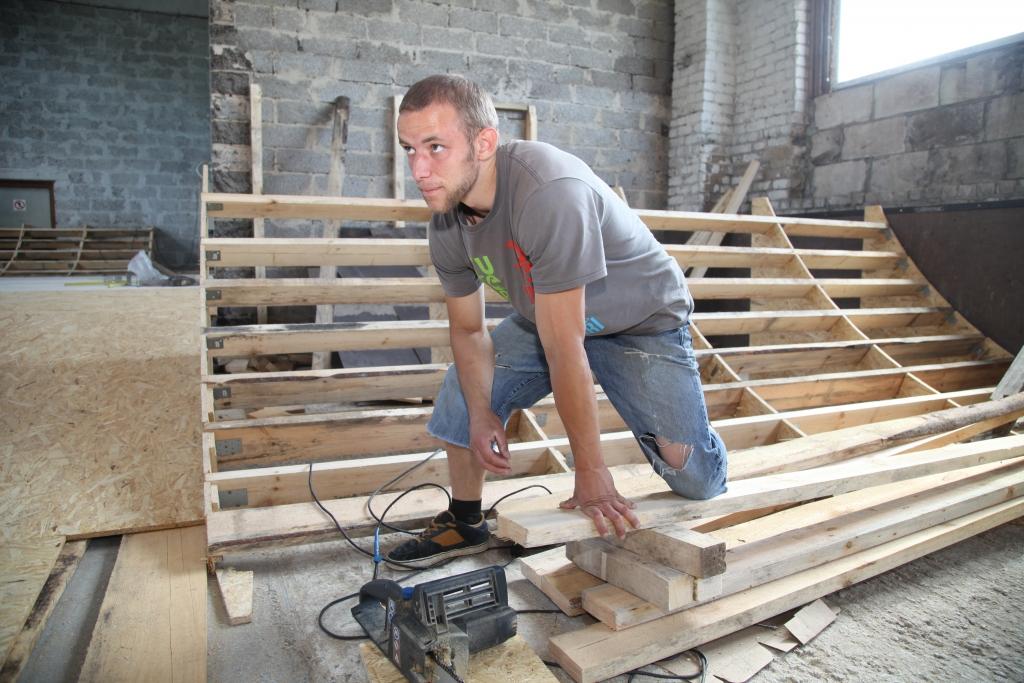 Oskars atzīst, ka darbošanās biedrībā paņem daudz laika. Tās ir ne tikai, kā viņš saka, “papīru” lietas, bet tagad, piemēram, tuvojas 24.jūlijs, līdz ar to darba ir pilnas rokas, lai pabeigtu skeitparku, jo Pilsētas svētku gaitā ir paredzētas sacensības.	
Autors: Gatis Bogdanovs