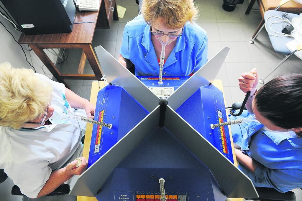 Latvijas vides ģeoloģijas un meteoroloģijas centra olfaktometrijas laboratorijā smaku analīzi veic ekspertes Daina Ziediņa (no kreisās), Aina Lagzdiņa un Maija Matroze.  
Autors: KRISTAPS KALNS (“DIENAS MEDIJI”)