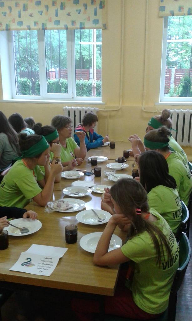 Lizuma vidusskolas un Druvienas pamatskolas meitenes kopa ar skolotāju A. Ledaini brokasto.
Autors: Sandris Rakauskis