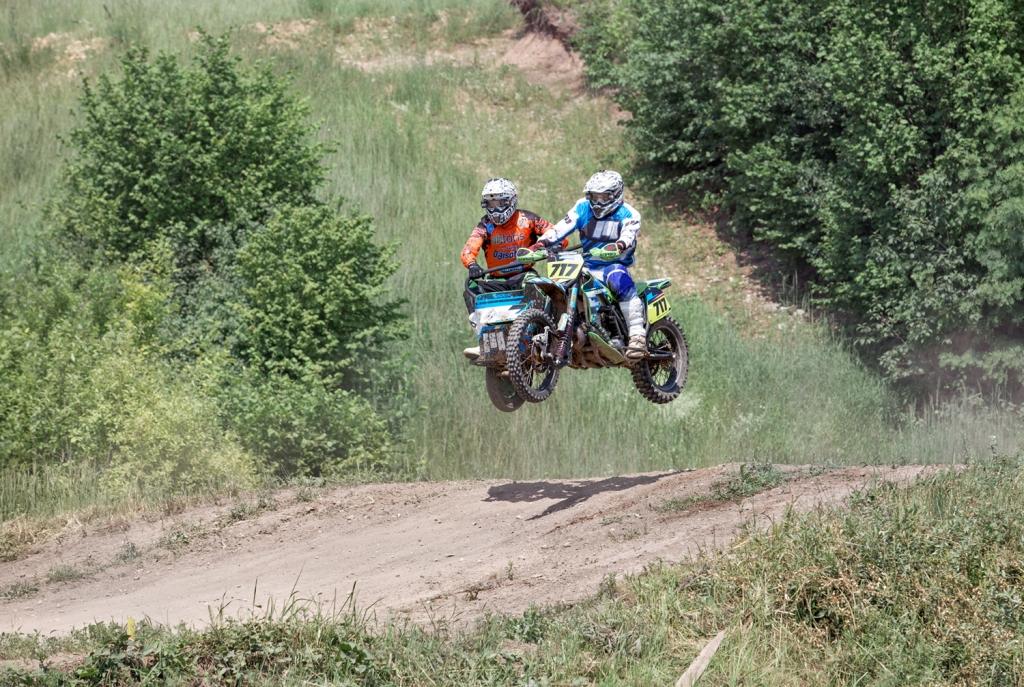 Uvja Vasiļenko kantētājs Ugis Skopāns Latvijas čempionātā Dobelē guva ceļgala traumu, tādēļ retro motokrosa ceturtajā posmā viņš startēja ar citu līdzbraucēju – Kasparu Krievu. 	
Autors: no personiskā arhīva
