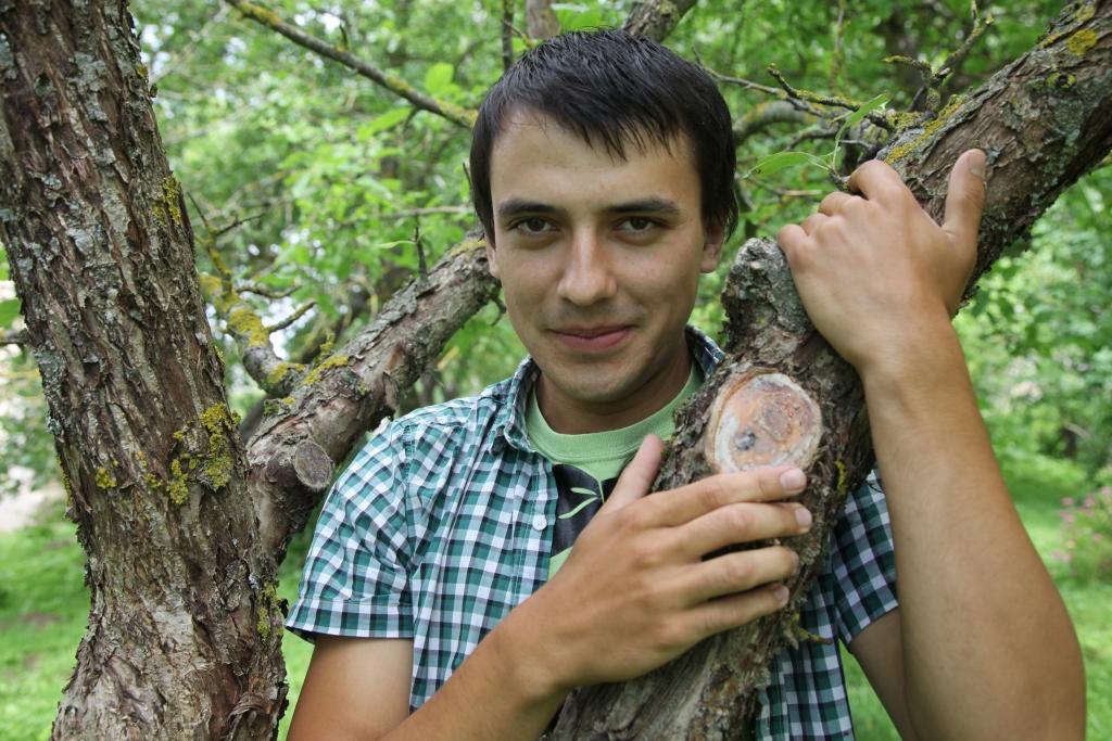 Emīls Rusovs savu nākotni saista ar dārzniecību. Lai arī kā viņam sirds velk uz savu dzimto Ranku, viņš saprot, ka ar šādu profesiju laukos nopelnīt būs grūti. “Dārzniekam jau darbs vairāk balstās uz pasūtījumiem. Šeit būtu grūti strādāt šajā jomā,” spriež Emīls. Piemēram, pavasaros ir aktuāla ābeļu apgriešana. Vai kāds aicina talkā profesionālu dārznieku? Galvenokārt katrs izgriež ābeļu zarus, kā nu māk. “Bet tā ir vesela zinātne! Sakopt ābeli – tas ir darbietilpīgs process. Cilvēkiem šķiet, ka dārznieks par daudz izgriež, bet tā nav. Tikai pēc laika var redzēt šī darba augļus, kad ābele ir salapojusi un dod arī labu ražu,” stāsta Emīls, kurš koku apkopšanas dēļ pat sagājis ragos arī ar vietējo pagasta pārvaldi. “Mums pagastā ir muižas alejas. Tas ir saudzējams, vēsturisks objekts. Koku apkopšana alejai ir nepieciešama. Es neesmu pret to. Pirms Jāņiem ieraudzīju, kā arboristi ir strādājuši. Ir izņemti diezgan lieli dzīvie zari, bet sakaltušie ir palikuši. Man bija par to iebildumi! Arboristi tā nestrādā,“ stāsta Emīls.  
Autors: Gatis Bogdanovs