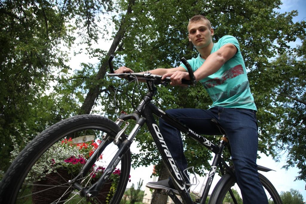 Vasaras brīvlaiks talantīgajam sprinterim Jānim Skangalim galvenokārt saistās ar lauku darbiem un ģimenes pirts celtniecību, taču atliek laiks arī sportošanai un sacensībām, kā arī izbraucieniem ar velosipēdu kopā ar draudzeni Diānu. 	
Autors: Gatis Bogdanovs