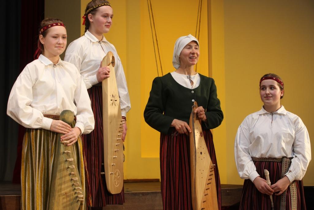 “Pērli” mīl ne tikai Druvienā un visā Gulbenes novadā. Šīs folkloras kopas vārdu daudzina Latvijā un labi pazīst arī šā kolektīva sirdi un dvēseli - Vītolu ģimeni.  “Pērlis” plašu atpazīstamību guva pēc dalības televīzijas šovā.
Autors: no “Dzirksteles” arhīva