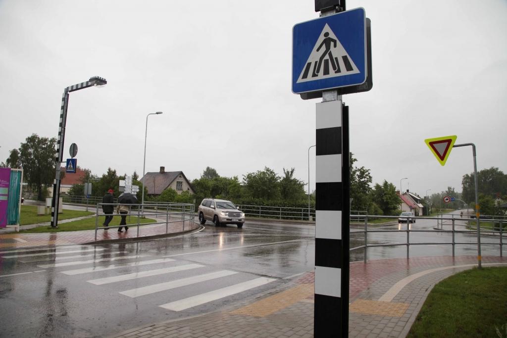 Kā novēroja “Dzirkstele”, daudzi gājēji nemaz neiet pāri šai gājēju pārejai, bet gan izvēlas paiet tālāk un tad šķērsot ielu. 
Autors: Gatis Bogdanovs