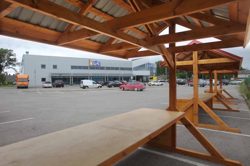 Tiem, kas Gulbenē tirgojas zem pilsētas pārvaldes jumta, ir vienalga, kur viņi stāv, - uz pašvaldības vai uz privātās zemes. Būtiski ir tikai tas, cik un kam par to jāmaksā. 		
Autors: Gatis Bogdanovs