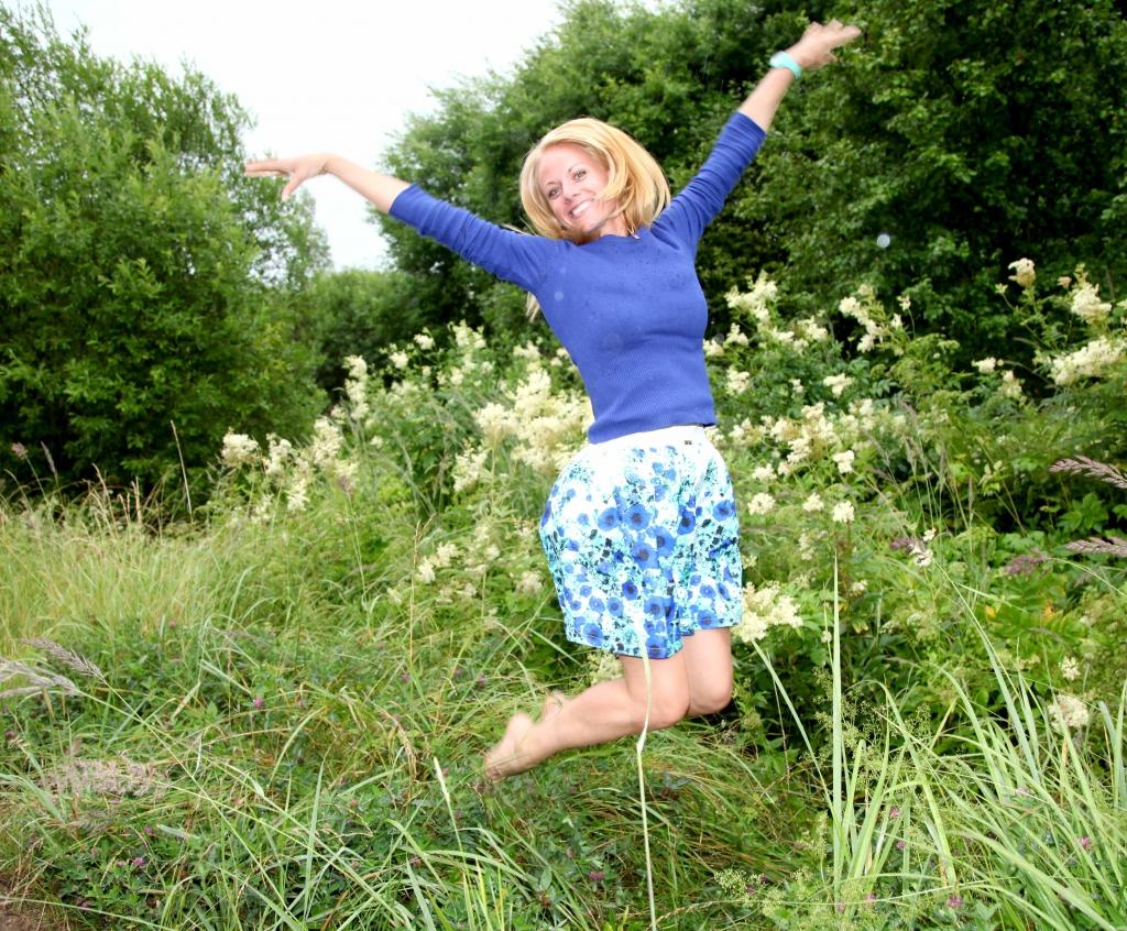 Nesen izskanējušajos XI Vislatvijas Skolēnu dziesmu un deju svētkos deju lielkoncerta “Līdz varavīksnei tikt” laikā svētku virsvadītāju tribīnē stāvēja arī Arta Slica, būdama šo svētku virsvadītājas Ingas Pulmanes asistente. Arta, kura ir ne tikai dejotāja, bet arī deju kopu vadītāja un repetitore, atzīst, ka tās bijušas fantastiskas sajūtas. Lai gan lielākā dzīves daļa viņai šobrīd aizrit Rīgā, Arta sevi uzskata par Stāmerienas meiteni, jo viņas sirds pieder dzimtajai Stāmerienai, kur viņa, savas mammas Ingrīdas Slicas mudināta, pirmo reizi sajutusi dejas valdzinājumu. Tas ir tik liels, ka Arta ir gatava dejot pat lietū.  	
Autors: Gatis Bogdanovs 