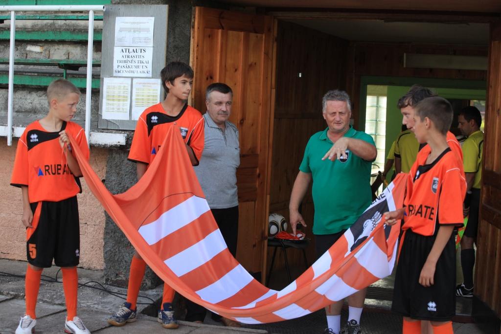 To, vai Gulbenes novada dome izstāsies no biedrības “FB Gulbene 2005”, uzzināsim nākamnedēļ novada domes sēdē. Savukārt Jānis Antaņevičs, kurš darbojas valdē, uzsvēra, ka novada domei būtu jāpaliek par biedru, bet pats no tās vēlas izstāties un iesaka pilnvarot citu pārstāvi, kurš varētu pārstāvēt novadu šajā biedrībā. 
Autors: no “Dzirksteles” arhīva